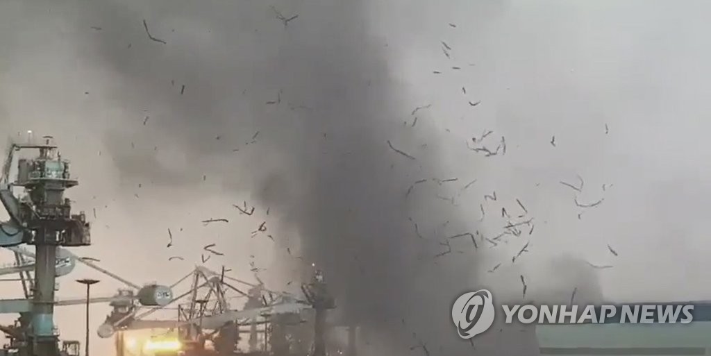 15일 오후 4시 30분께 충남 당진시 송악읍 현대제철 당진공장 제품 출하장 슬레이트 지붕이 강한 바람에 휩쓸려 부두 쪽으로 날아가고 있다. [당진 시민 제공]