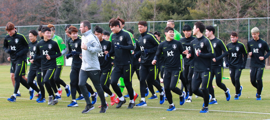 축구대표팀이 18일 파주 국가대표트레이닝센터(NFC)에서 열린 첫 훈련에서 가벼운 달리기로 몸을 풀고 있다.  연합뉴스