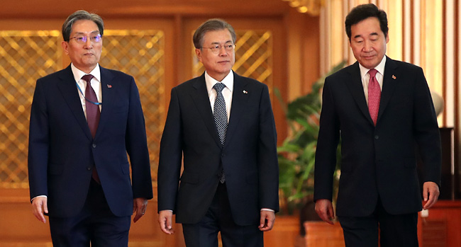 문재인 대통령이 19일 오전 청와대에서 열린 국무회의에 이낙연(오른쪽) 국무총리, 노영민 대통령 비서실장과 입장하고 있다. 연합뉴스