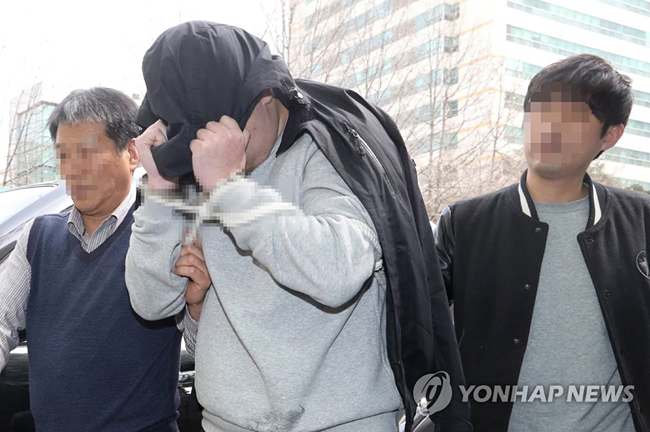 (안양=연합뉴스) ‘청담동 주식 부자’ 이희진 씨 부모 살해 용의자 김모(34) 씨가 18일 오전 경기도 안양시 동안경찰서에서 조사를 받기 위해 이동하고 있다. 경찰은 나머지 용의자 3명을 쫓고 있다. 2019.3.18 [인천일보 제공]
