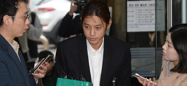 성관계 동영상을 불법 촬영하고 유포한 혐의를 받는 가수 정준영이 21일 오전 구속영장심사를 받기 위해 서울 서초동 서울중앙지법에 출석하고 있다.