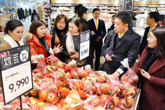 지난 2월 12일 베트남 빈커머스 임직원들이 서울 강서구 등촌동 홈플러스 강서점 매장을 견학하며 상품을 둘러보고 있다.  홈플러스 제공