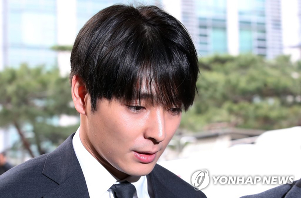 (서울=연합뉴스) 불법 동영상 유포 혐의를 받는 FT아일랜드 최종훈이 16일 오전 피의자 신분으로 조사를 받기 위해 서울 종로구 서울지방경찰청에 출석하고 있다. 2019.3.16