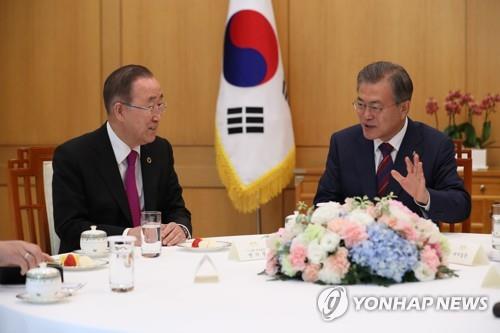 (서울=연합뉴스) 문재인 대통령과 반기문 전 유엔 사무총장이 21일 오후 청와대에서 미세먼지 대책 등을 논의하기 위해 만나고 있다. 반 전 총장은 지난 16일 미세먼지 해결을 위한 범사회적 기구의 위원장을 맡아 달라는 노영민 청와대 비서실장의 요청 수락했다.