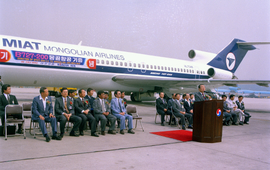 1992년 7월 9일 김포공항에서 B727 기증식이 진행되고 있다.  대한항공 제공