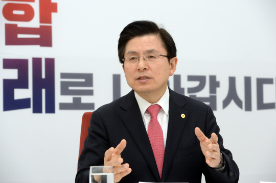 황교안 자유한국당 대표가 지난 19일 국회 본관 한국당 대표실에서 진행한 문화일보와의 인터뷰에서 21대 국회의원 총선거 승리를 위한 당 개혁과 보수 통합 등에 대한 구상을 밝히고 있다.    김호웅 기자 diverkim@