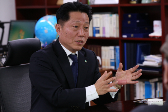 장덕천 부천시장이 21일 시장 집무실에서 도시 재생과 상동 영상문화산업단지 개발 계획에 대해 설명하고 있다.  부천시 제공