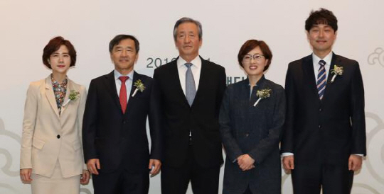 제12회 아산의학상 시상식에서 이은지(왼쪽부터) 분당서울대병원 안과 교수, 김종성 울산대 의대 신경과학교실 교수, 정몽준 아산재단 이사장, 김빛내리 서울대 생명과학부 석좌교수, 한범 서울대 의대 의과학과 교수가 기념사진을 찍고 있다.  아산재단 제공