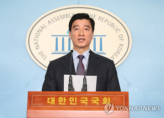 (서울=연합뉴스) 더불어민주당 이해식 대변인이 17일 오전 국회 정론관에서 현안 관련 브리핑을 하고 있다.