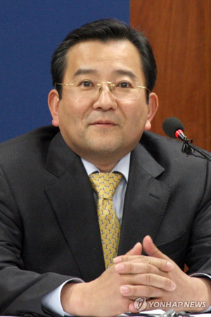 (서울=연합뉴스) ‘김학의 전 법무부 차관 성접대 의혹’ 사건을 재조사 중인 대검찰청 진상조사단이 의혹 당사자인 김 전 차관을 15일 오후 공개 소환해 조사한다. 진상조사단은 지난해 4월 검찰과거사위원회의 권고에 따라 2013년 실시된 이 사건과 관련된 경찰, 검찰 수사 과정에서 부실수사한 정황이 없었는지 등을 조사하고 있다. 2019.3.14 [연합뉴스 자료사진]