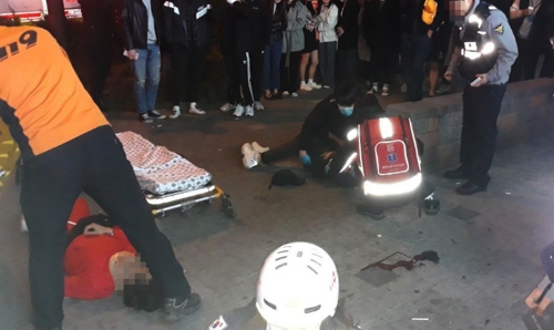 (청주=연합뉴스) 22일 오후 10시 15분께 충북 청주시 흥덕구 사창동의 한 상가건물 2층 노래방 비상구에서 이모(23)씨 등 5명이 3ｍ 아래 바닥으로 떨어지는 사고가 발생했다. 사진은 당시 사고 현장의 모습. 2019.3.22