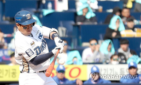 (창원=연합뉴스) 23일 경남 창원시 마산회원구 창원NC파크 마산구장에서 열린 2019 KBO 프로야구 삼성 라이온즈와 NC 다이노스 경기. 4회 말 2사 만루 상황 NC 5번 양의지가 타격하고 있다. 2019.3.23