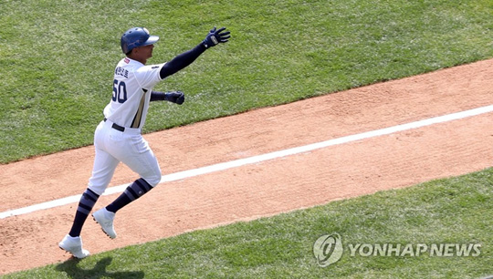 (창원=연합뉴스) 23일 경남 창원시 마산회원구 창원NC파크 마산구장에서 열린 2019 KBO 프로야구 삼성 라이온즈와 NC 다이노스 경기. 1회 말 1사 1, 2루 상황 NC 4번 베탄코트가 3점 홈런을 치고 더그아웃으로 향하고 있다. 2019.3.23