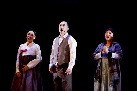 뮤지컬 ‘페치카’에서 열연 중인 김성녀(오른쪽) 씨와 주세페 김(가운데)·구미꼬 김 부부. 주세페 김은 예술총감독이면서 주인공 최재형 역도 맡아 출연한다.  (사)K문화독립군 제공