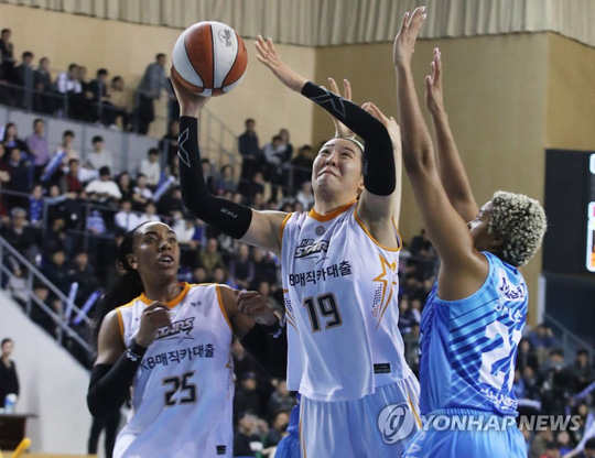 (용인=연합뉴스)  25일 오후 경기도 용인시 처인구 용인실내체육관에서 열린 2018-2019 여자프로농구 챔피언결정전 3차전 KB스타즈와 삼성생명 블루밍스의 경기. KB 박지수가 슛하고 있다. 2019.3.25