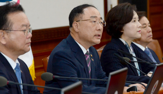 홍남기(가운데) 부총리 겸 기획재정부 장관이 몽골·중국을 순방 중인 이낙연 국무총리를 대신해 26일 정부서울청사에서 열린 국무회의를 주재하고 있다.