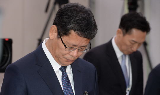 ‘3·26 천안함 폭침’에 대해 과거 SNS상에서 “북한의 소행으로 단정할 수 없다”고 말했던 김연철 통일부 장관 후보자가 26일 국회 외교통일위원회에서 열린 인사청문회에 앞서 천안함 희생자들을 기리는 묵념을 하고 있다.