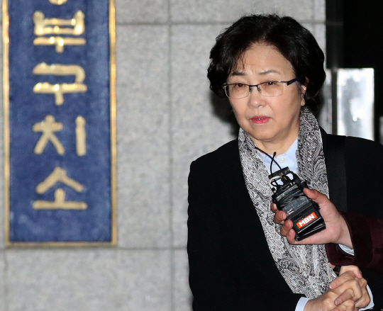김은경 전 환경부 장관이 26일 새벽 ‘환경부 블랙리스트’ 사건과 관련한 법원의 구속영장 기각으로 대기하고 있던 송파구 서울동부구치소를 나서고 있다.   뉴시스