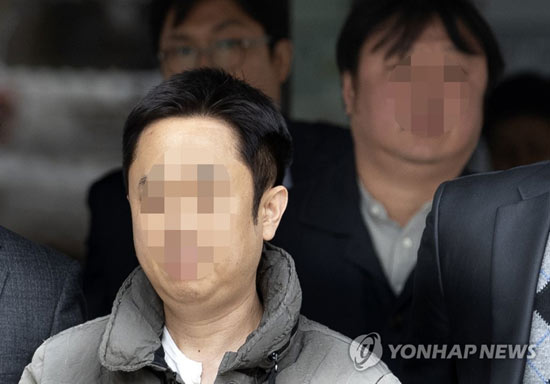 (서울=연합뉴스) 거액의 탈세 의혹을 받는 서울 강남의 클럽 ‘아레나’ 실소유주 강모(앞)씨와 사장 임모씨가 25일 서초구 서울중앙지법에서 열린 구속 전 피의자 심문(영장실질심사)을 마친 후 법원을 나서고 있다. 2019.3.25
