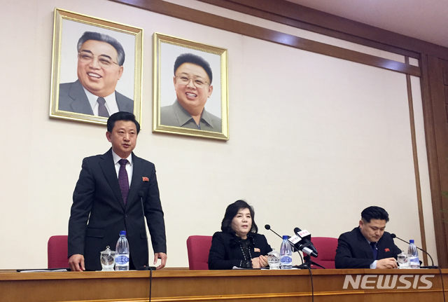 【평양=AP/뉴시스】15일 최선희 북한 외무성 부상(가운데)과 북측 관계자들이 평양에서 각국 외교관과 외신 기자들을 상대로 기자회견을 열고 있다. 최 부상은 이날 “북한은 미국과의 협상 중단을 고려하고 있다”고 밝혔다. 2019.03.15