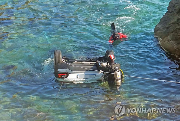 (강릉=연합뉴스) 26일 오전 강원 강릉시 옥계면 금진리 해안도로에서 승용차가 바다로 추락, 소방과 해경 관계자들이 구조작업을 벌이고 있다. 차량에는 5명이 타고 있었으며 모두 숨졌다. 2019.3.26