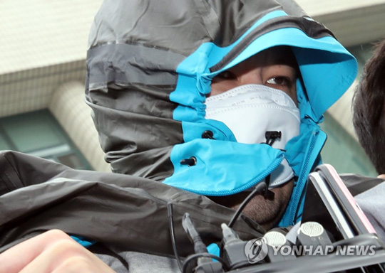 (안양=연합뉴스) 경기남부지방경찰청은 25일 오후 신상공개심의위원회를 열고 ‘이희진(33·수감 중) 씨 부모살해’ 사건의 주범격 피의자 김다운(34) 씨의 실명과 얼굴 등 신상 공개를 결정했다. 사진은 지난 20일 구속 전 피의자심문(영장실질심사) 출석을 위해 경기도 안양동안경찰서에서 나오는 김다운. 2019.3.25