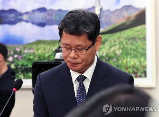 (서울=연합뉴스) 김연철 통일부 장관 후보자가 26일 국회 외교통일위원회에서 열린 인사청문회에서 의원들의 질문을 듣고 있다