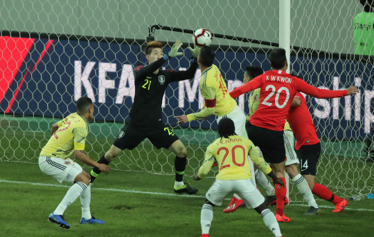 축구대표팀의 골키퍼 조현우(왼쪽·대구 FC)가 26일 서울월드컵경기장에서 열린 콜롬비아와의 평가전에서 슛을 막고 있다.  연합뉴스