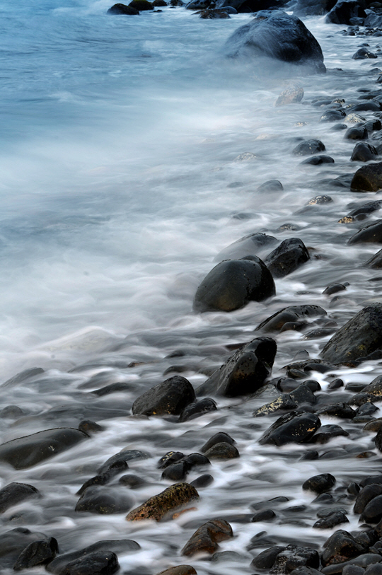 부산 해운대 청사포의 몽돌해변. 청사포 몽돌해변은 군 초소 안에 있어 알려지지 않았던 곳인데, 동해남부선 옛 철길 부지를 걷기 코스로 조성하는 과정에서 발견됐다. 몽돌해변의 둥근 자갈이 파도에 구르며 내는 ‘차르르’ 소리가 인상적이다.