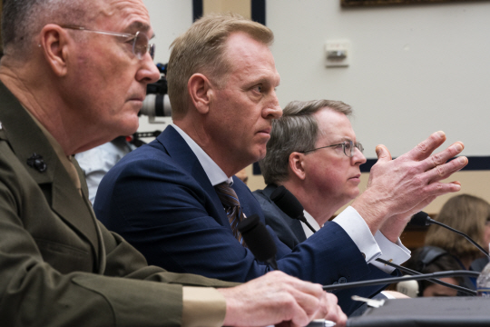 패트릭 섀너핸(가운데) 미국 국방장관 대행과 조지프 던퍼드(왼쪽) 합참의장이 26일 워싱턴DC 국회의사당에서 열린 하원 군사위원회 청문회에 출석해 북한 관련 질문을 받고 있다.  EPA연합뉴스