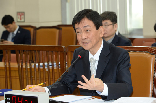 진영 행정안전부 장관 후보자가 27일 오전 국회 행정안전위원회의 인사청문회에 출석해 의원들의 질문에 답하고 있다.