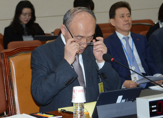 조동호 과학기술정보통신부 장관 후보자가 27일 오전 국회 과학기술정보방송통신위원회의 인사청문회에 출석해 안경을 고쳐 쓰고 있다.