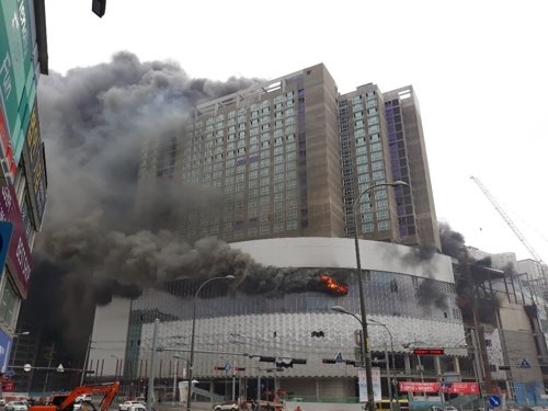 (서울=연합뉴스) 27일 오후 4시 30분께 경기도 용인시 수지구 성복동 롯데몰 신축공사장에서 불이 나 소방당국이 진화에 나섰다. 소방당국은 대응 2단계를 발령했으며, 화재로 인한 인명피해는 아직 알려지지 않았다. 2019.3.27 [독자 제공]