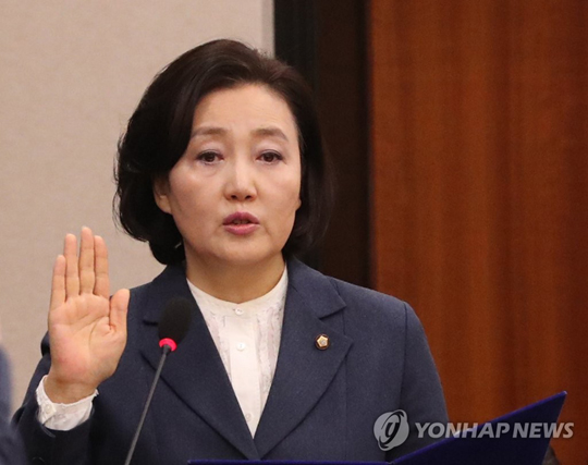 (서울=연합뉴스)  박영선 중소벤처기업부 장관 후보자가 27일 국회 산업통상자원중소벤처기업위원회에서 열린 인사청문회에서 선서하고 있다.