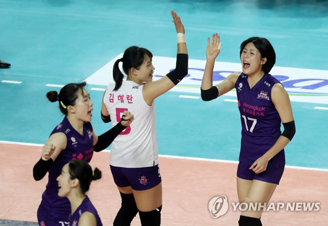 (김천=연합뉴스) 27일 경북 김천체육관에서 열린 여자프로배구 챔피언결정전 4차전 한국도로공사 하이패스와 흥국생명 핑크스파이더스의 경기. 득점한 흥국생명 선수들이 환호하고 있다. 가운데가 리베로 김해란.