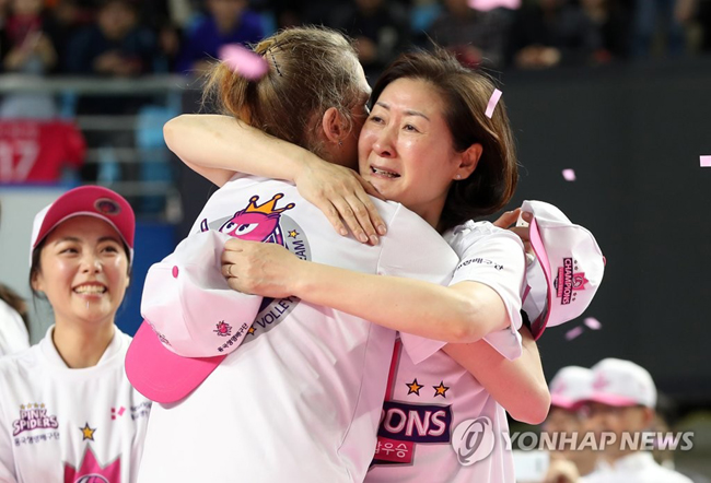 (김천=연합뉴스) 27일 경북 김천실내체육관에서 열린 여자프로배구 챔피언결정전에서 통합우승을 차지한 흥국생명 박미희 감독이 톰시아를 안아주고 있다.