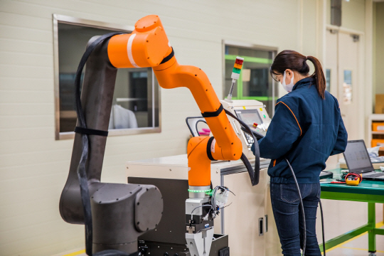 한화정밀기계 연구원이 경기 성남시 이 회사 판교 R&D센터에서 비전문가도 쉽게 사용할 수 있도록 만든 소프트웨어를 이용해 협동로봇 작동 테스트를 하고 있다.   한화 제공