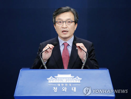 (서울=연합뉴스) 청와대 김의겸 대변인이 8일 오전 춘추관 대브리핑룸에서 7개 부처 장관을 교체하는 문재인 대통령의 인사 발표를 하고 있다. 2019.3.8