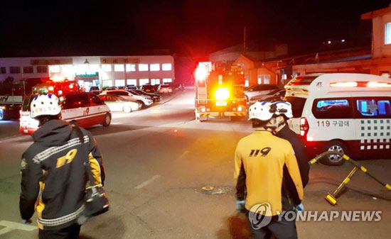 (태백=연합뉴스) 27일 오후 8시 25분께 강원 태백시 장성동 장성광업소 금천갱 갱내에서 가스 연소로 추정되는 사고가 났다. 소방대원이 현장에 도착한 모습. 2019.3.27