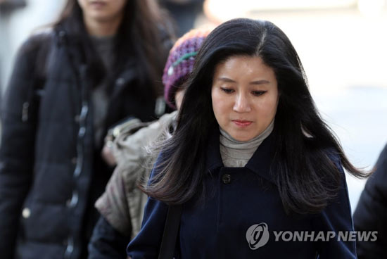(서울=연합뉴스) 구조동물 안락사 논란을 빚은 동물권단체 ‘케어’ 박소연 대표가 14일 오전 피의자 신분으로 조사받기 위해 서울 종로경찰서로 출석하고 있다. 2019.3.14