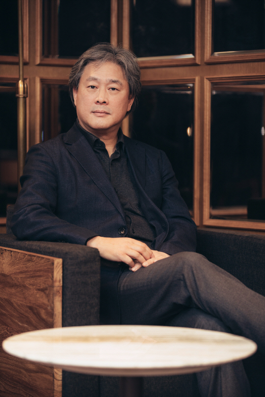 박찬욱 감독은 주로 원작이 있는 작품을 선호하는 것에 대해 “캐릭터가 제시돼 있어서 출발점으로 삼기 쉬운 장점이 있다”고 말했다. 그는 “‘리틀 드러머 걸’은 문장으로 읽는 것보다 영상으로 보는 게 훨씬 재미있고 설득력이 있을 거라는 생각을 했다”고 설명했다. 왓챠플레이 제공