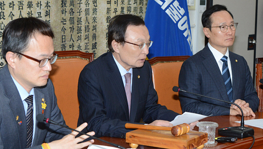 이해찬(가운데) 더불어민주당 대표가 1일 오전 국회에서 열린 최고위원회의에서 모두발언을 하고 있다. 오른쪽부터 홍영표 원내대표, 이 대표, 박주민 최고위원. 김낙중 기자 sanjoong@