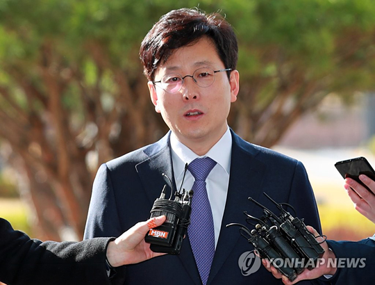 (서울=연합뉴스) 김학의 전 법무부 차관의 성폭행과 뇌물수수 의혹 사건을 규명하기 위한 수사단 단장에 임명된 여환섭 청주지검장이 1일 오전 수사단 사무실이 있는 서울 송파구 동부지방검찰청으로 출근하고 있다. 2019.4.1