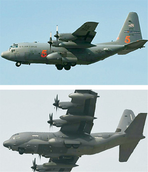 미국이 최근 한반도에 급파한 공군 예비항공군(AFRES) 휘하의 C-130H 수송기(위)와 HC-130J 탐색구조용 수송기(아래)가 1일 오후 주한미군 오산기지에서 비행하고 있는 모습이 포착됐다.  디펜스타임즈 제공