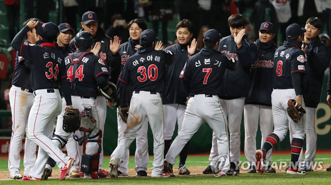 (인천=연합뉴스) 2일 인천 SK행복드림구장에서 열린 프로야구 인천 SK 와이번스와 부산 롯데 자이언츠의 경기. 5-0으로 승리한 롯데 선수들이 기뻐하고 있다.
