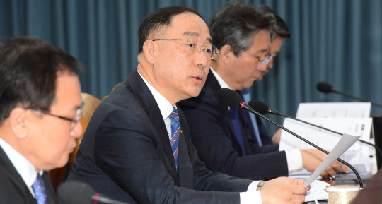 홍남기(왼쪽 두 번째) 부총리 겸 기획재정부 장관이 3일 오전 서울 종로구 세종대로 정부서울청사에서 열린 경제활력대책회의를 주재하며 경제현안에 관해 발언하고 있다.