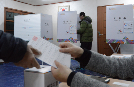 4·3 보궐선거가 실시된 3일 오전 경남 창원시 성산구 사파동 투표소에서 유권자들이 투표하고 있다.