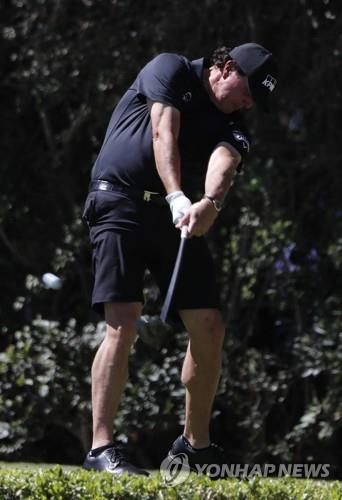 멕시코챔피언십 연습 라운드 때 반바지를 입은 필 미컬슨.[AP=연합뉴스]