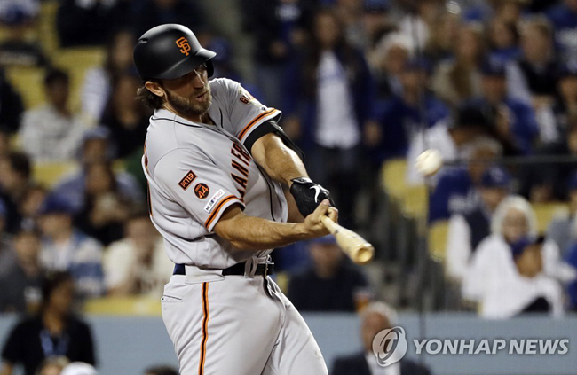 류현진에게 홈런 치는 범가너[AP=연합뉴스]