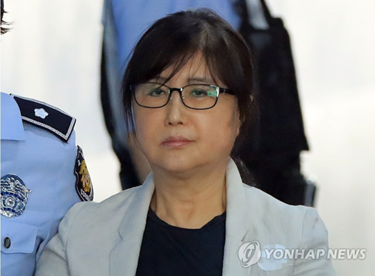 (서울=연합뉴스)  국정농단 의혹 사건으로 1심에서 징역 20년의 중형을 받은 박근혜 정부의 ‘비선실세’ 최순실 씨가 15일 오전 서울 서초구 서울고법에서 열린 항소심 속행공판에 출석하기 위해 호송차에서 내려 법정으로 향하고 있다. 2018.6.15